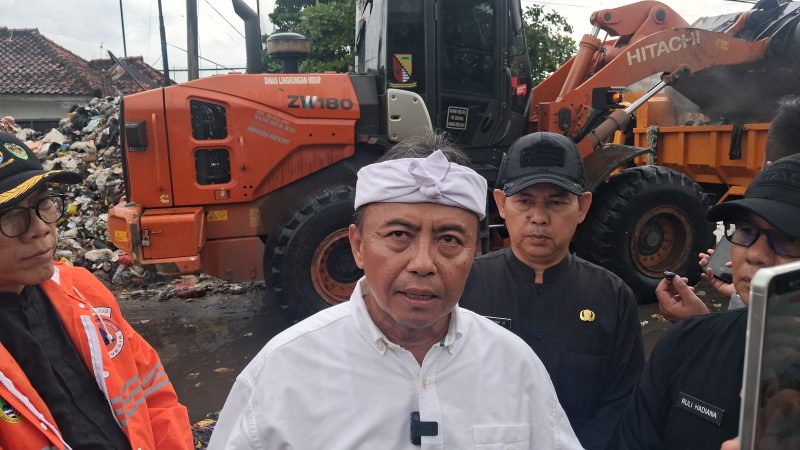 Sekretaris Daerah Jawa Barat, Herman Suryatman memantau proses pembersihan sampah di Pasar Baleendah, Kabupaten Bandung, Kamis (30/4/2026). Foto: Kabar Pajajaran
