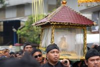 Kirab budaya Mahkota Binokasih akan menjadi bagian utama peringatan Hari Tatar Sunda 2026 di Jawa Barat. Rangkaian kegiatan budaya berlangsung mulai 2 hingga 18 Mei dengan melibatkan seluruh kabupaten dan kota di Jabar. Foto: Humas Jabar