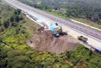 Kerusakan berupa retakan akibat pergerakan tanah pada badan jalan terjadi di ruas Jalan Tol Cileunyi-Sumedang-Dawuan (Cisumdawu), tepatnya di KM 207+300 wilayah Kecamatan Conggeang, Kabupaten Sumedang, Jawa Barat. Foto: Istimewa