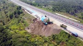 Kerusakan berupa retakan akibat pergerakan tanah pada badan jalan terjadi di ruas Jalan Tol Cileunyi-Sumedang-Dawuan (Cisumdawu), tepatnya di KM 207+300 wilayah Kecamatan Conggeang, Kabupaten Sumedang, Jawa Barat. Foto: Istimewa