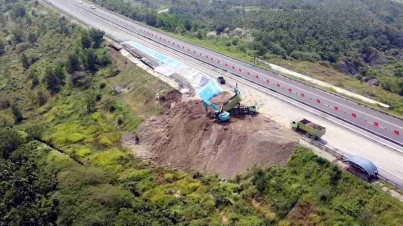 Kerusakan berupa retakan akibat pergerakan tanah pada badan jalan terjadi di ruas Jalan Tol Cileunyi-Sumedang-Dawuan (Cisumdawu), tepatnya di KM 207+300 wilayah Kecamatan Conggeang, Kabupaten Sumedang, Jawa Barat. Foto: Istimewa