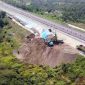 Kerusakan berupa retakan akibat pergerakan tanah pada badan jalan terjadi di ruas Jalan Tol Cileunyi-Sumedang-Dawuan (Cisumdawu), tepatnya di KM 207+300 wilayah Kecamatan Conggeang, Kabupaten Sumedang, Jawa Barat. Foto: Istimewa