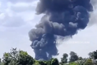 Tangkapan layar video akun Instagram @parungciseeng24jam kebakaran yang terjadi di sebuah pabrik di wilayah Gunung Sindur, Kabupaten Bogor.

