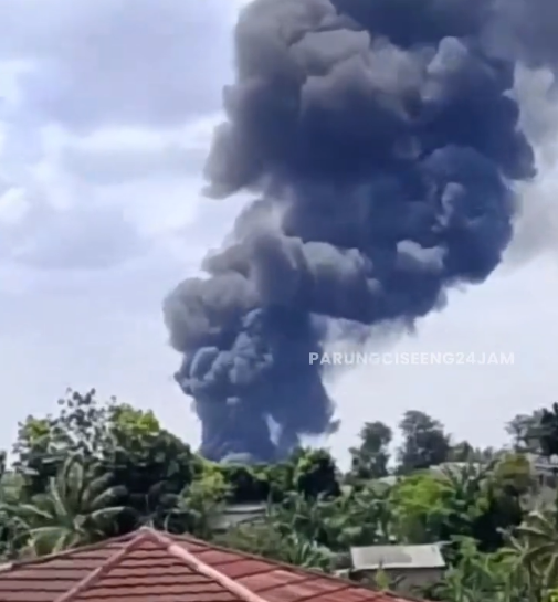 Tangkapan layar video akun Instagram @parungciseeng24jam kebakaran yang terjadi di sebuah pabrik di wilayah Gunung Sindur, Kabupaten Bogor.

