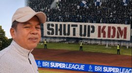Gubernur Jawa Barat Dedi Mulyadi memberi tanggapan terkait bentangan spanduk 'Shut Up KDM' di stadion GBLA, Minggu (26/4/2026).