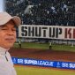 Gubernur Jawa Barat Dedi Mulyadi memberi tanggapan terkait bentangan spanduk 'Shut Up KDM' di stadion GBLA, Minggu (26/4/2026).