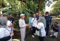 KOTA BANDUNG – Dedi Mulyadi turun langsung menyaksikan pembayaran gaji karyawan Kebun Binatang Bandung yang dilakukan oleh Pemerintah Provinsi Jawa Barat. Langkah ini dilakukan setelah para karyawan belum menerima upah selama dua bulan dari Yayasan Margasatwa Tamansari. (Humas Jabar)
