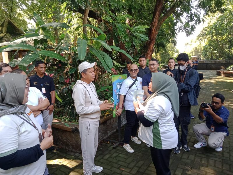 KOTA BANDUNG – Dedi Mulyadi turun langsung menyaksikan pembayaran gaji karyawan Kebun Binatang Bandung yang dilakukan oleh Pemerintah Provinsi Jawa Barat. Langkah ini dilakukan setelah para karyawan belum menerima upah selama dua bulan dari Yayasan Margasatwa Tamansari. (Humas Jabar)