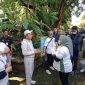 KOTA BANDUNG – Dedi Mulyadi turun langsung menyaksikan pembayaran gaji karyawan Kebun Binatang Bandung yang dilakukan oleh Pemerintah Provinsi Jawa Barat. Langkah ini dilakukan setelah para karyawan belum menerima upah selama dua bulan dari Yayasan Margasatwa Tamansari. (Humas Jabar)