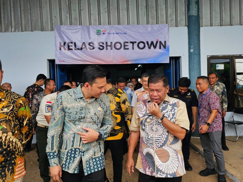 Bupati Majalengka, Eman Suherman, menegaskan komitmen Pemerintah Kabupaten Majalengka dalam mempercepat penyerapan tenaga kerja lokal melalui optimalisasi program Matahati (Masyarakat Cepat Kerja), Foto (DIskominfo Majalengka)