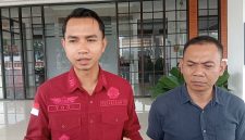 Kasi Pidsus Kejari Majalengka, Yogi Purnomo didampingi Kasi Intelejen Kejari Majalengka, Iman Suryaman saat menyampaikan perkembangan dugaan tindak pidana korupsi dana hibah KONI di Kantor Kejari Majalengka, Rabu (15/4/2026)(Dok Kejari Majalengka)