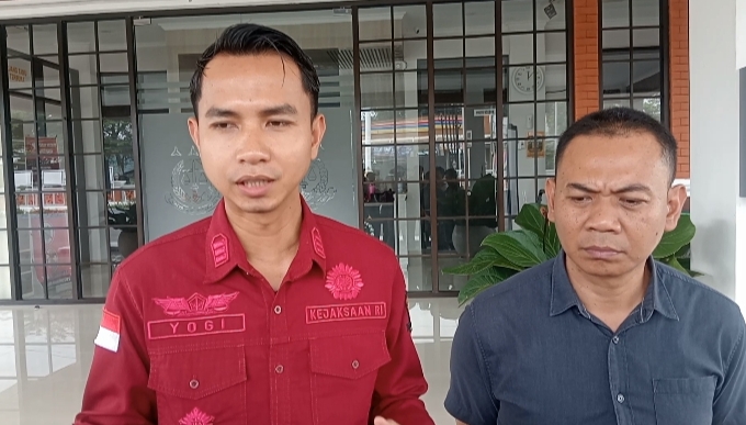 Kasi Pidsus Kejari Majalengka, Yogi Purnomo didampingi Kasi Intelejen Kejari Majalengka, Iman Suryaman saat menyampaikan perkembangan dugaan tindak pidana korupsi dana hibah KONI di Kantor Kejari Majalengka, Rabu (15/4/2026)(Dok Kejari Majalengka)

