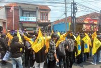 PMII Kabupaten Majalengka menggelar aksi unjuk rasa di kantor PT. Sindangkasih Multi Usaha (SMU) sebuah BUMD milik Pemda Majalengka, di Jalan KH. Abdul Halim, Pasar Balong, Kelurahan Majalengka Kulon, Kecamatan Majalengka, Kabupaten Majalengka, Kamis (16/4/2026)
