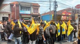 PMII Kabupaten Majalengka menggelar aksi unjuk rasa di kantor PT. Sindangkasih Multi Usaha (SMU) sebuah BUMD milik Pemda Majalengka, di Jalan KH. Abdul Halim, Pasar Balong, Kelurahan Majalengka Kulon, Kecamatan Majalengka, Kabupaten Majalengka, Kamis (16/4/2026)
