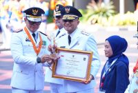 Wakil Menteri Dalam Negeri Bima Arya Sugiarto menyerahkan penghargaan kepada Wakil Gubernur Erwan Setiawan (Foto Humas Jabar)