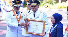 Wakil Menteri Dalam Negeri Bima Arya Sugiarto menyerahkan penghargaan kepada Wakil Gubernur Erwan Setiawan (Foto Humas Jabar)