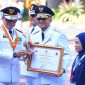 Wakil Menteri Dalam Negeri Bima Arya Sugiarto menyerahkan penghargaan kepada Wakil Gubernur Erwan Setiawan (Foto Humas Jabar)