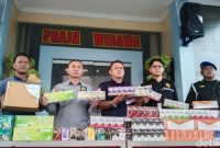 Petugas menghitung potensi kerugian negara yang berhasil dicegah mencapai sekitar Rp111,9 juta (Foto Istimewa)