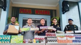 Petugas menghitung potensi kerugian negara yang berhasil dicegah mencapai sekitar Rp111,9 juta (Foto Istimewa)