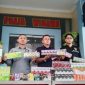 Petugas menghitung potensi kerugian negara yang berhasil dicegah mencapai sekitar Rp111,9 juta (Foto Istimewa)