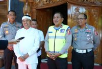 Direktur Registrasi dan Identifikasi Korlantas Polri, Brigjen Wibowo dan Gubernur Jawa Barat Dedi Mulyadi (Foto: dok ist)