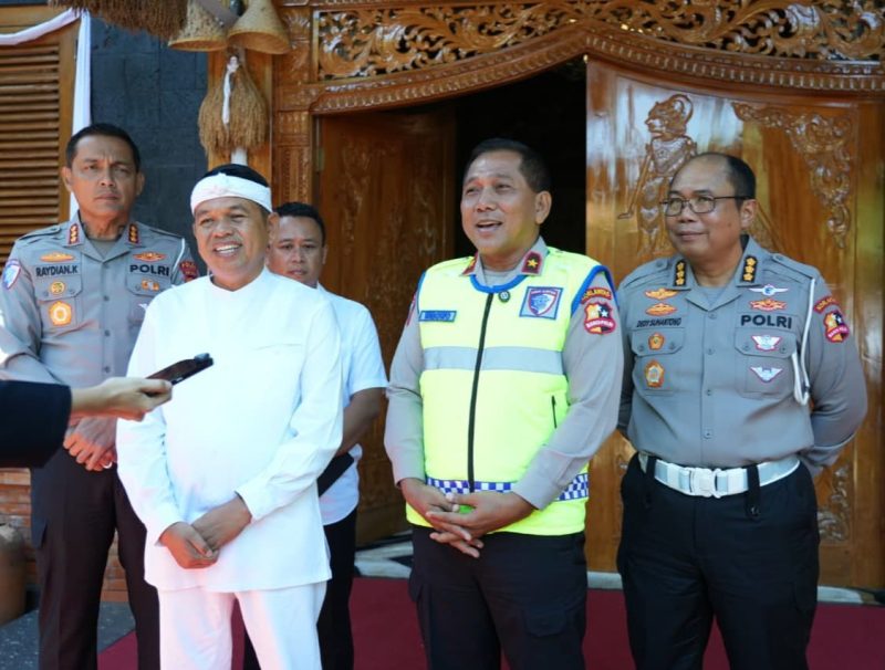 Direktur Registrasi dan Identifikasi Korlantas Polri, Brigjen Wibowo dan Gubernur Jawa Barat Dedi Mulyadi (Foto: dok ist)