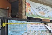 Daycare Little Aresha yang disegel polisi di Umbulharjo, Yogyakarta, Minggu (26/4/2026). Daycare Little Aresha digerebek polisi terkait kasus dugaan penganiayaan terhadap anak-anak yang dititipkan pada Jumat (24/4), saat ini polisi telah menetapkan 13 tersangka terkait kasus tersebut. (Kabar Pajajaran)