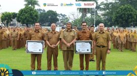 Pemerintah Kota Tasikmalaya menyerahkan piagam predikat Menuju Wilayah Bebas dari Korupsi (WBK) kepada Dinas Kependudukan dan Pencatatan Sipil Kota Tasikmalaya dalam Apel Pagi Gabungan di Lapangan Balekota Tasikmalaya, Senin (23/2/2026). (Dok Humas Kominfo)