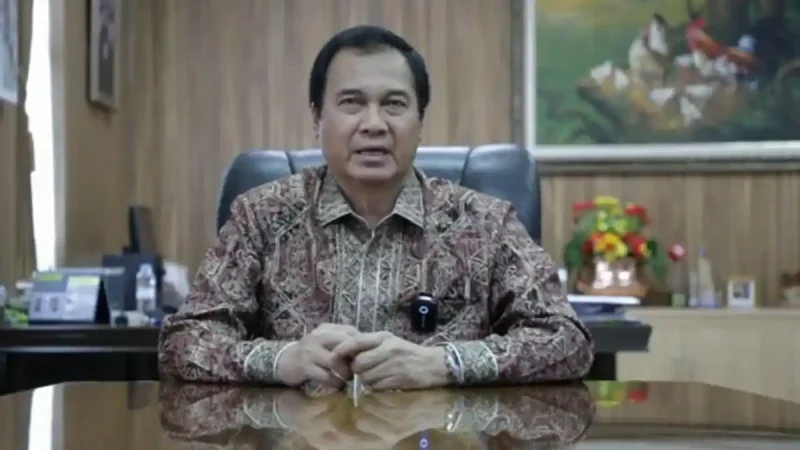 Dirut RSHS Rachim Dinata Marsidi memaparkan kronologis pelayanan kesehatan terkait bayi Nina Saleha yang nyaris tertukar disampaikan dalam keterangan video , Kamis (16/4/2026)(Tangkapan Direktur Utama Rumah Sakit Hasan Sadikin Rachim Dinata Marsidi menyampaikan kronologi pelayanan terkait bayi Nina Saleha yang sempat nyaris tertukar melalui keterangan video, Kamis (16/4/2026). (Tangkapan layar)
