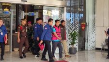 Foto: Kejagung tahan Ketua Ombudsman Hery Susanto (Taufiq/detikcom)