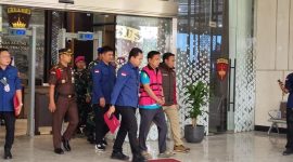 Foto: Kejagung tahan Ketua Ombudsman Hery Susanto (Taufiq/detikcom)
