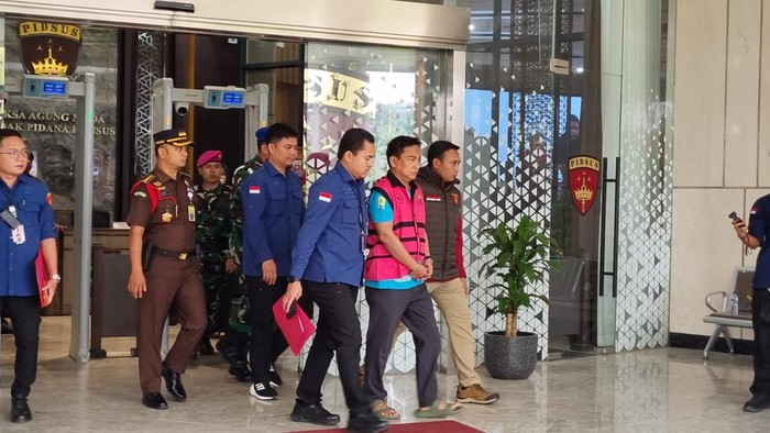 Foto: Kejagung tahan Ketua Ombudsman Hery Susanto (Taufiq/detikcom)
