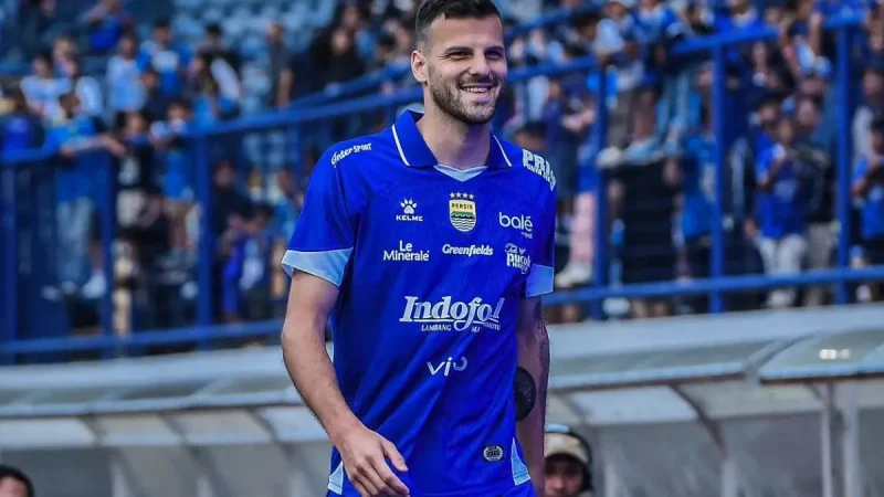 Frans Putros dan Patricio Matricardi jadi pilar penting lini belakang Persib Bandung yang absen saat laga krusial kontra Semen Padang. (Persib)