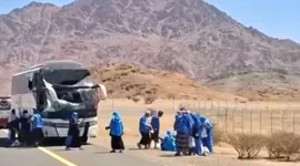 Bus jemaah haji Indonesia alami kecelakaan di Jabal Magnet, Madinah, 10 korban luka, tanpa korban jiwa.