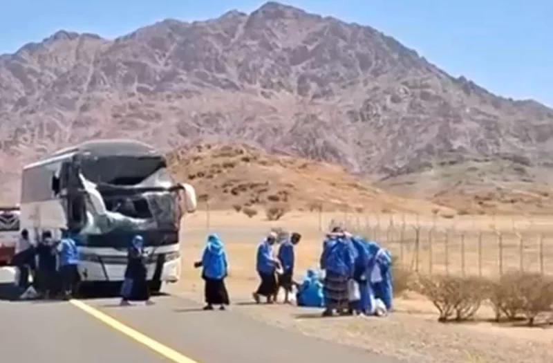 Bus jemaah haji Indonesia alami kecelakaan di Jabal Magnet, Madinah, 10 korban luka, tanpa korban jiwa.