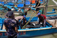 Petugas Satuan Polisi Air dan Udara (Sat Pol Airud) Polres Garut saat melakukan evakuasi mayat seorang perempuan yang ditemukan mengapung di perairan Cicadas. Foto: Istimewa