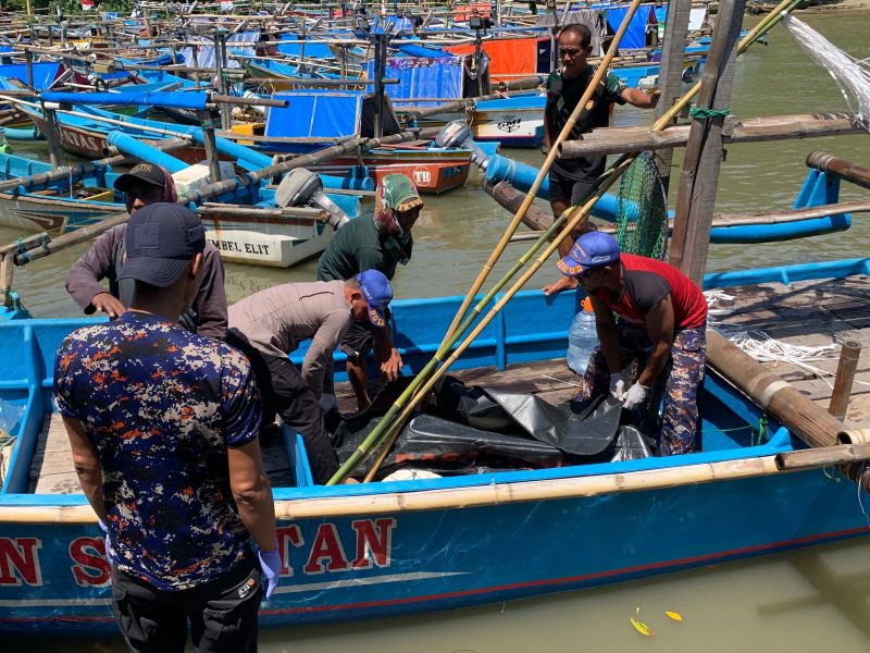 Petugas Satuan Polisi Air dan Udara (Sat Pol Airud) Polres Garut saat melakukan evakuasi mayat seorang perempuan yang ditemukan mengapung di perairan Cicadas. Foto: Istimewa
