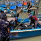 Petugas Satuan Polisi Air dan Udara (Sat Pol Airud) Polres Garut saat melakukan evakuasi mayat seorang perempuan yang ditemukan mengapung di perairan Cicadas. Foto: Istimewa