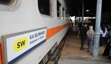Gogosan pada jalur rel antara Stasiun Cibeber dan Stasiun Lampegan menyebabkan sejumlah perjalanan KA Siliwangi terpaksa dibatalkan sementara. (Sumber: Istimewa)