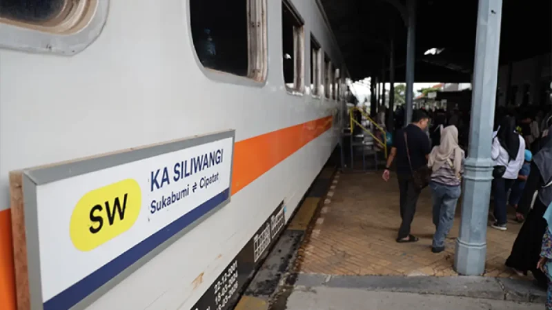 Gogosan pada jalur rel antara Stasiun Cibeber dan Stasiun Lampegan menyebabkan sejumlah perjalanan KA Siliwangi terpaksa dibatalkan sementara. (Sumber: Istimewa)