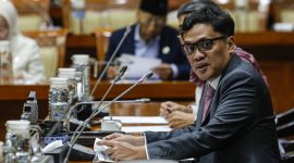 Ketua Komisi III DPR Habiburokhman memimpin rapat dengar pendapat umum (RDPU) dengan Kajati Sumut, Kajari Kabupaten Karo, JPU, dan Amsal Christiy Sitepu di Kompleks Parlemen, Senayan, Jakarta, Kamis (2/4/2026). Rapat tersebut mendengarkan keterangan Kajari Kabupaten Karo, Jaksa Penuntut Umum (JPU), dan Amsal Christiy Sitepu terkait polemik atas kasus dugaan penggelembungan dana pembuatan video profil desa di Kabupaten Karo. ANTARA FOTO/Asprilla Dwi Adha/wsj.(ASPRILLA DWI ADHA)