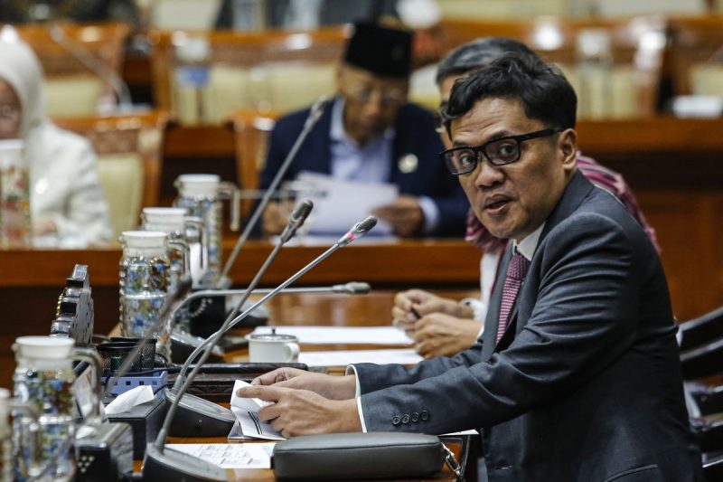Ketua Komisi III DPR Habiburokhman memimpin rapat dengar pendapat umum (RDPU) dengan Kajati Sumut, Kajari Kabupaten Karo, JPU, dan Amsal Christiy Sitepu di Kompleks Parlemen, Senayan, Jakarta, Kamis (2/4/2026). Rapat tersebut mendengarkan keterangan Kajari Kabupaten Karo, Jaksa Penuntut Umum (JPU), dan Amsal Christiy Sitepu terkait polemik atas kasus dugaan penggelembungan dana pembuatan video profil desa di Kabupaten Karo. ANTARA FOTO/Asprilla Dwi Adha/wsj.(ASPRILLA DWI ADHA)