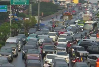 Sejumlah kendaraan terjebak kemacetan saat akan keluar Kota Bandung menuju Gerbang Tol Pasteur, Kota Bandung, Sabtu (16/7/2016) sore. (Zelphi/Tribun)
