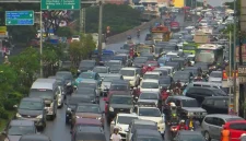 Sejumlah kendaraan terjebak kemacetan saat akan keluar Kota Bandung menuju Gerbang Tol Pasteur, Kota Bandung, Sabtu (16/7/2016) sore. (Zelphi/Tribun)