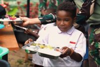 Program Makan Bergizi Gratis (MBG)—sebuah inisiatif nyata untuk meningkatkan kesejahteraan masyarakat serta mengatasi tantangan gizi buruk dan stunting di Indonesia. Program ini bukan sekadar bantuan sosial, tetapi langkah konkret untuk memastikan setiap anak mendapatkan akses terhadap makanan bergizi dan memiliki kesempatan tumbuh sehat serta cerdas. (Dok Sesneg)