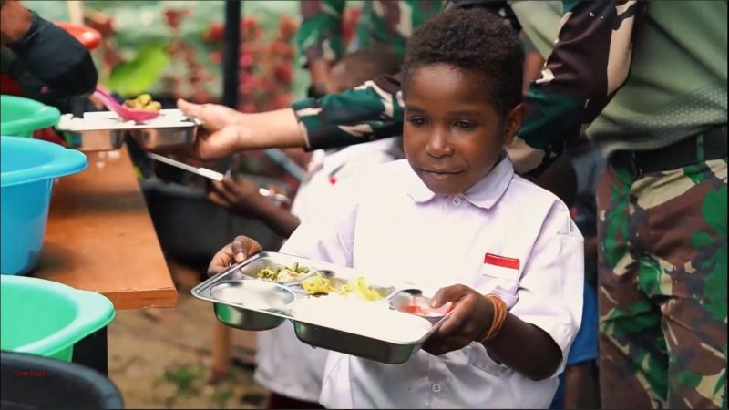 Program Makan Bergizi Gratis (MBG)—sebuah inisiatif nyata untuk meningkatkan kesejahteraan masyarakat serta mengatasi tantangan gizi buruk dan stunting di Indonesia. Program ini bukan sekadar bantuan sosial, tetapi langkah konkret untuk memastikan setiap anak mendapatkan akses terhadap makanan bergizi dan memiliki kesempatan tumbuh sehat serta cerdas. (Dok Sesneg)