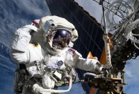 Astronot NASA Anne McClain bekerja di dekat salah satu panel surya utama Stasiun Luar Angkasa Internasional selama perjalanan luar angkasa pada 1 Mei 2025 untuk meningkatkan sistem daya stasiun dan memindahkan antena komunikasi.
Sumber gambar: NASA 