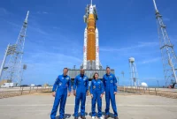Dari kiri, astronot NASA Reid Wiseman, komandan Artemis II; Victor Glover, pilot Artemis II; Christina Koch, spesialis misi Artemis II; dan astronot CSA (Badan Antariksa Kanada) Jeremy Hansen, spesialis misi Artemis II, berpose untuk foto grup saat mengunjungi roket SLS (Space Launch System) Artemis II NASA dan pesawat ruang angkasa Orion, Senin, 30 Maret 2026, di Kompleks Peluncuran 39B Pusat Antariksa Kennedy NASA di Florida.
NASA/Bill Ingalls