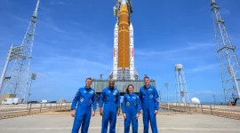 Dari kiri, astronot NASA Reid Wiseman, komandan Artemis II; Victor Glover, pilot Artemis II; Christina Koch, spesialis misi Artemis II; dan astronot CSA (Badan Antariksa Kanada) Jeremy Hansen, spesialis misi Artemis II, berpose untuk foto grup saat mengunjungi roket SLS (Space Launch System) Artemis II NASA dan pesawat ruang angkasa Orion, Senin, 30 Maret 2026, di Kompleks Peluncuran 39B Pusat Antariksa Kennedy NASA di Florida.
NASA/Bill Ingalls