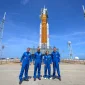 Dari kiri, astronot NASA Reid Wiseman, komandan Artemis II; Victor Glover, pilot Artemis II; Christina Koch, spesialis misi Artemis II; dan astronot CSA (Badan Antariksa Kanada) Jeremy Hansen, spesialis misi Artemis II, berpose untuk foto grup saat mengunjungi roket SLS (Space Launch System) Artemis II NASA dan pesawat ruang angkasa Orion, Senin, 30 Maret 2026, di Kompleks Peluncuran 39B Pusat Antariksa Kennedy NASA di Florida.
NASA/Bill Ingalls